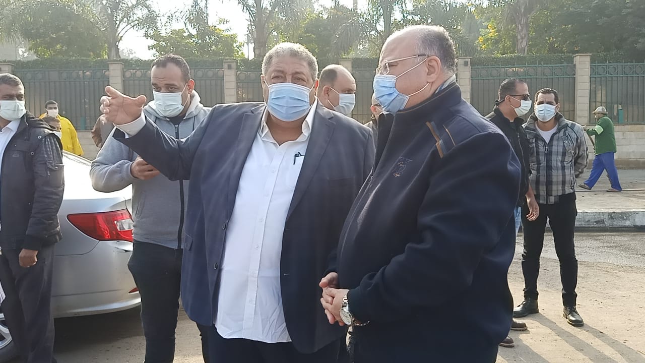 محافظ القاهرة يتفقد الشوارع للاطمئنان على شفط المياه (1)