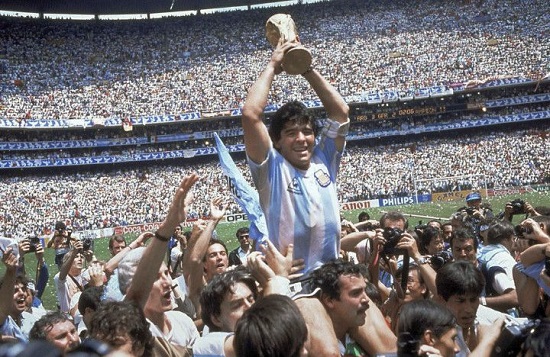 مارادونا يحتفل بكأس العالم 1986