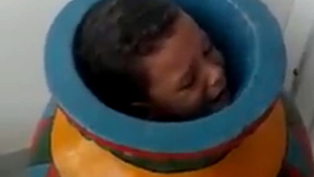 تحرير طفل يدخل في مزهرية بالبرازيل (1)