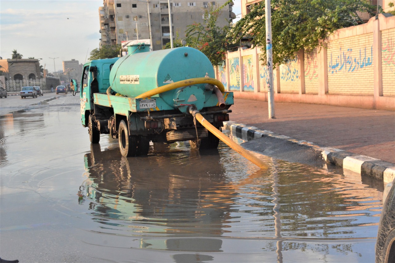 محافظ الغربية ونائبه يتفقدان شوارع طنطا لمتابعة سحب مياه الأمطار (2)