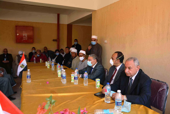 محافظ المنيا يعقد لقاء مع عدد من أهالى قرية البرشا (3)