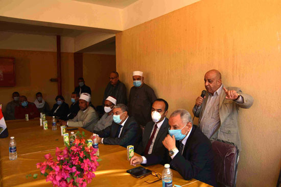 محافظ المنيا يعقد لقاء مع عدد من أهالى قرية البرشا (7)