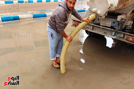 استمرار رفع تجمعات مياه الأمطار بالطريق الدولى فى مرسى مطروح (8)