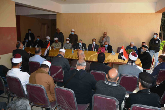 محافظ المنيا يعقد لقاء مع عدد من أهالى قرية البرشا (1)