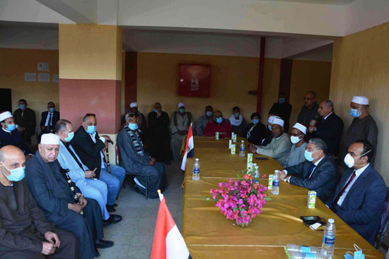 محافظ المنيا يعقد لقاء مع عدد من أهالى قرية البرشا (6)