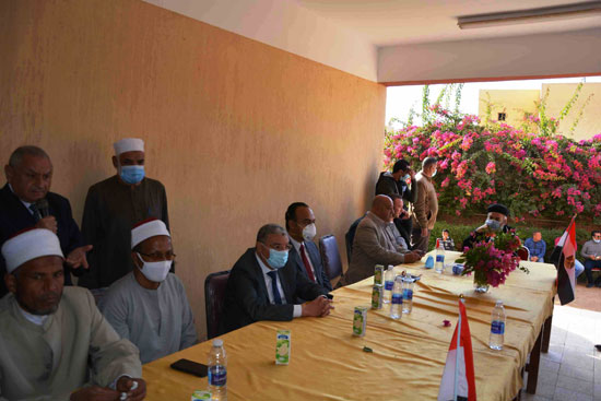 محافظ المنيا يعقد لقاء مع عدد من أهالى قرية البرشا (4)