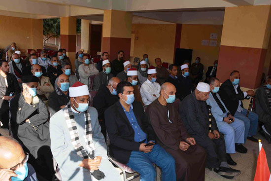محافظ المنيا يعقد لقاء مع عدد من أهالى قرية البرشا (8)