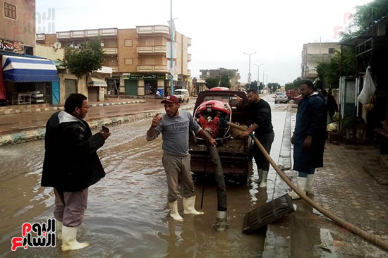 استمرار رفع تجمعات مياه الأمطار بالطريق الدولى فى مرسى مطروح (3)