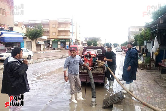 استمرار رفع تجمعات مياه الأمطار بالطريق الدولى فى مرسى مطروح (4)