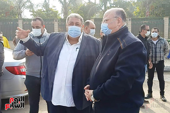 محافظ القاهرة يتفقد الشوارع للاطمئنان على شفط المياه