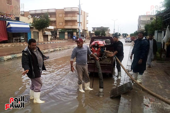 استمرار رفع تجمعات مياه الأمطار بالطريق الدولى فى مرسى مطروح (1)