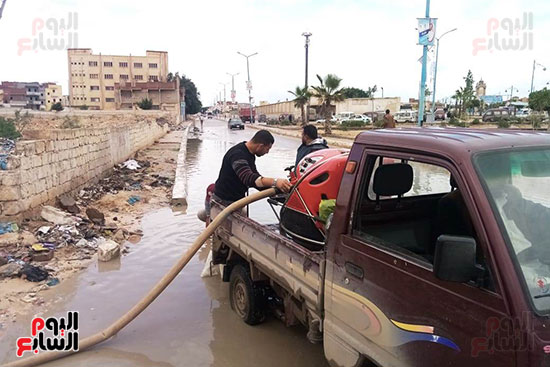 استمرار رفع تجمعات مياه الأمطار بالطريق الدولى فى مرسى مطروح (6)