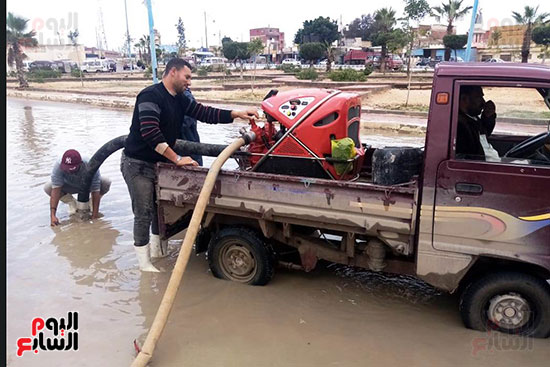 استمرار رفع تجمعات مياه الأمطار بالطريق الدولى فى مرسى مطروح (2)