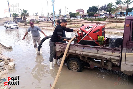 استمرار رفع تجمعات مياه الأمطار بالطريق الدولى فى مرسى مطروح (9)