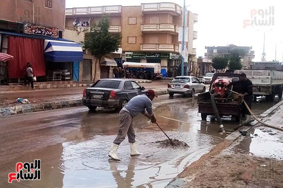 استمرار رفع تجمعات مياه الأمطار بالطريق الدولى فى مرسى مطروح (7)
