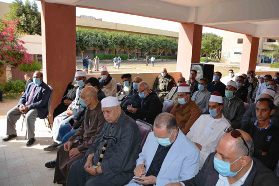 محافظ المنيا يعقد لقاء مع عدد من أهالى قرية البرشا (5)