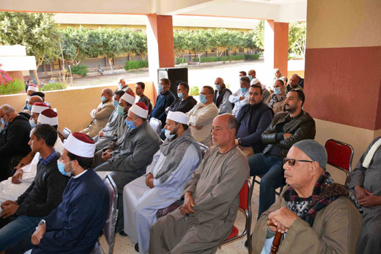 محافظ المنيا يعقد لقاء مع عدد من أهالى قرية البرشا (2)