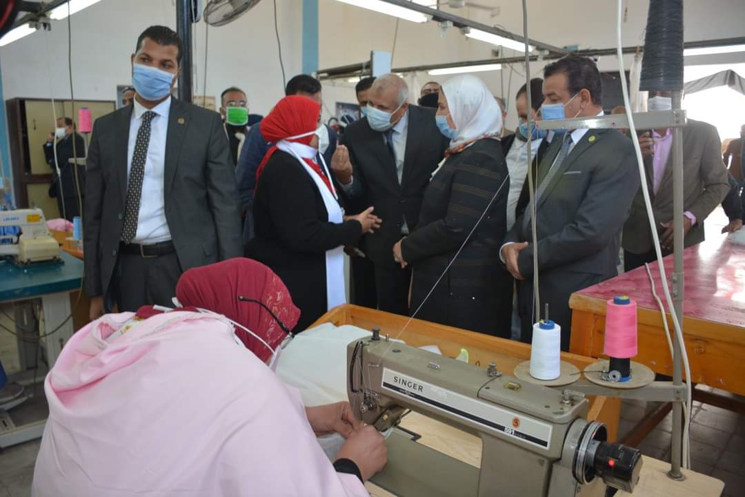 وزيرة التضامن تدعم مصنع ملابس المحافظة  (3)