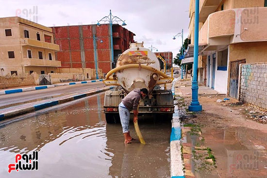 استمرار رفع تجمعات مياه الأمطار بالطريق الدولى فى مرسى مطروح (5)