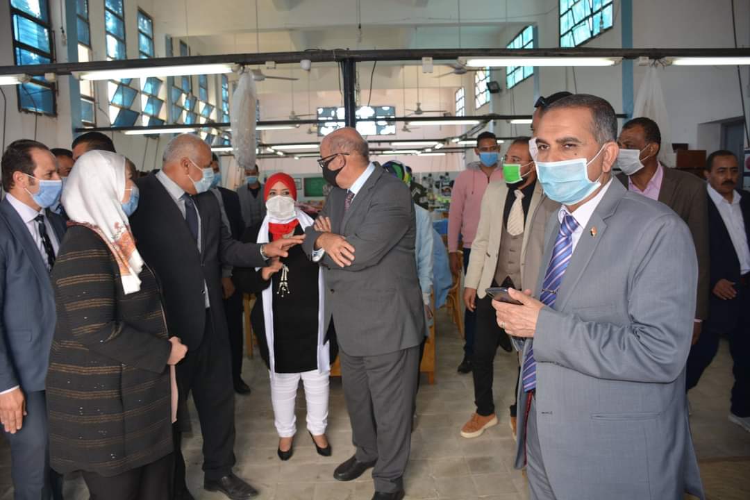 وزيرة التضامن تدعم مصنع ملابس المحافظة  (1)