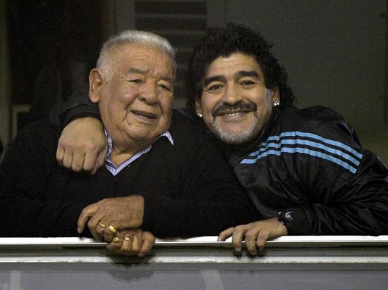 مارادونا مع والده