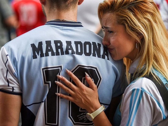فتاة تبكي رحيل مارادونا