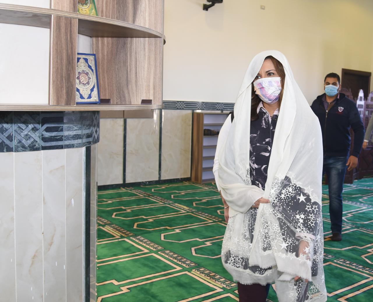 السفيرة نبيلة مكرم وزيرة الهجرة داخل أحد المساجد