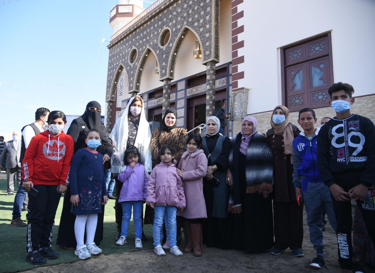 وزيرة الهجرة مع الأهالى أمام أحد المساجد