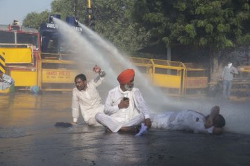 اطلاق المياه على المحتجين