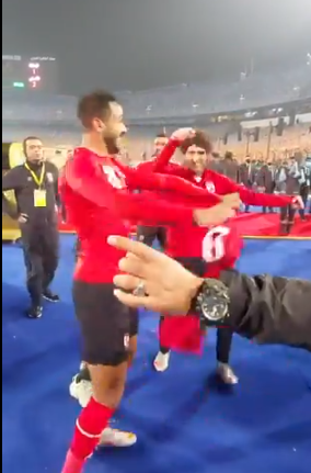 وصلة رقص بين كهربا والشيخ وسعد سمير بعد التتويج بدوري أبطال أفريقيا (1)