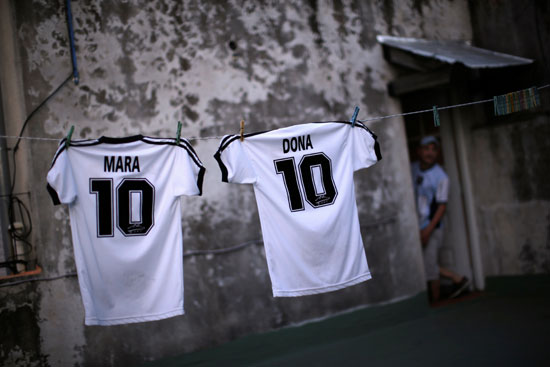 اسم الطفلتان  تكريم حي لروح أسطورة كرة القدم دييجو مارادونا