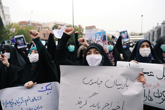 سيدات مشاركة في التظاهر