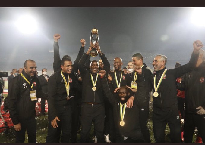 موسيماني يرفع كأس أفريقيا