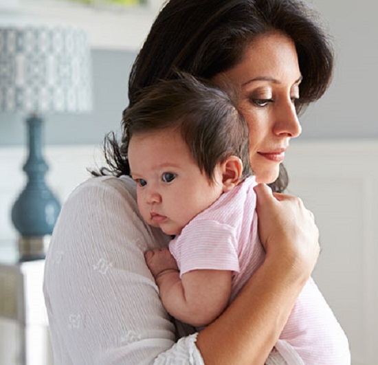 لغة جسد الأم تكشف اكتئاب الولادة