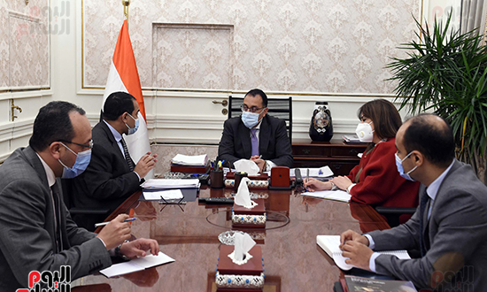 اجتماع رئيس الوزراء مع رئيس الجهاز المركزى للتنظيم والادارة (1)