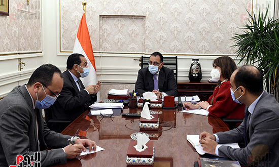 اجتماع رئيس الوزراء مع رئيس الجهاز المركزى للتنظيم والادارة (2)