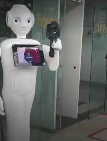 روبوتات على مدخل المستشفى