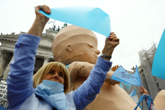 تمثال الجنين خلال المظاهرة المناهضة للاجهاض