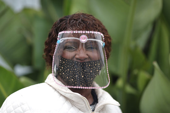 روزا راسل  70 عامًا  ترتدي درعًا على الوجه مزينًا بالجواهر خلال الانتخابات الرئاسية