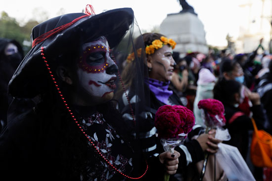 2020-11-02T234644Z_1099942716_RC2BVJ98Q542_RTRMADP_3_MEXICO-DAYOFTHEDEAD-WOMEN-PROTEST