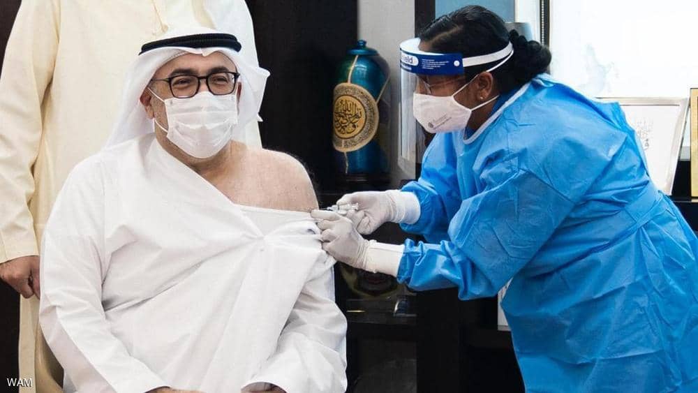 وزير الصحة الإماراتى يتلقى جرعة لقاح كورونا