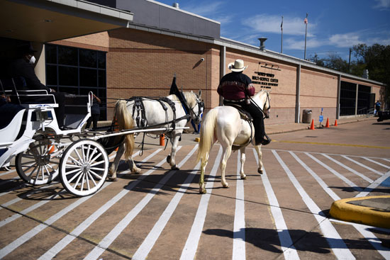 رجل على صهوة حصان يصل إلى مركز اقتراع في هيوستن  بتكساس