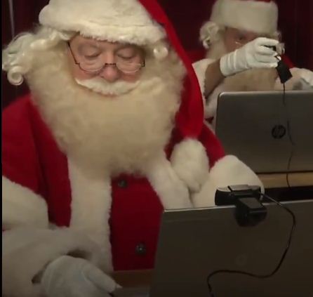 بابا نويل يتواصل مع الاطفال
