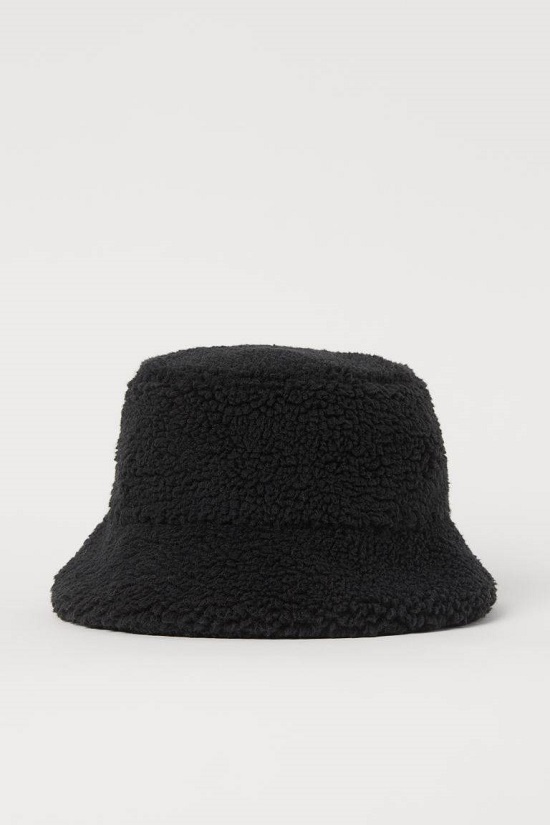 قبعة فرو باللون الأسود