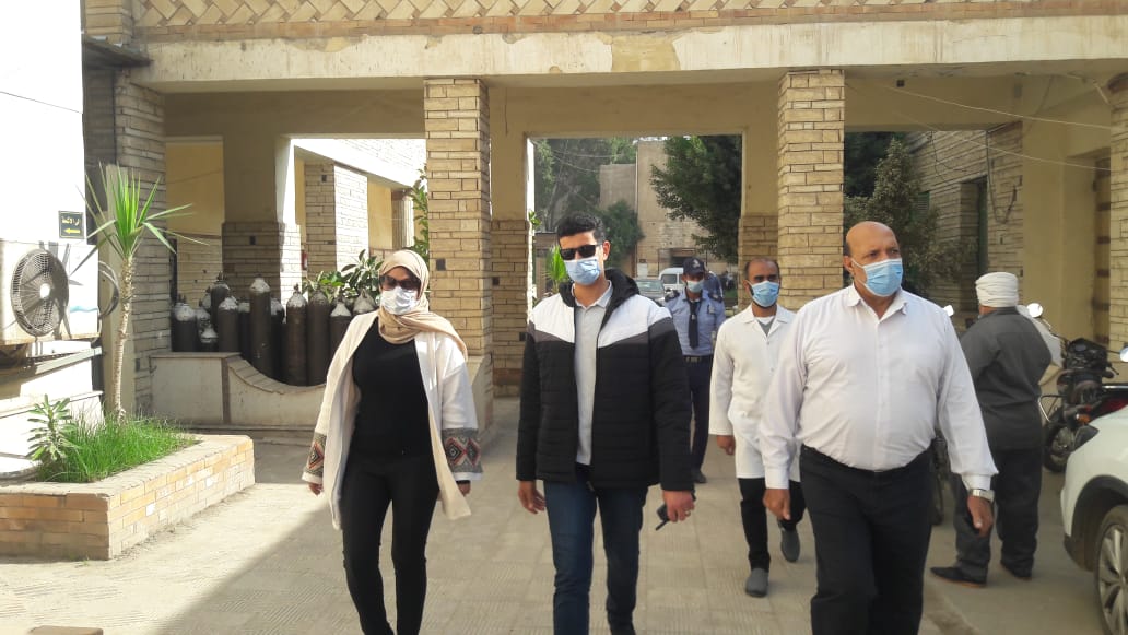 نائبا محافظ القليوبية خلال الجولة بمستشفى حميات بنها