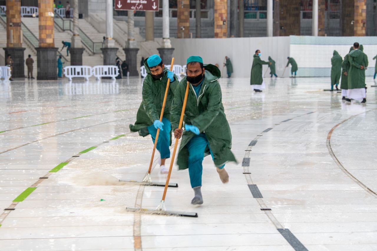 سقوط الامطار على  المسجد الحرام وأعمال التنظيف (2)