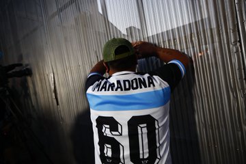 مشجع يرتدى قميص مارادونا