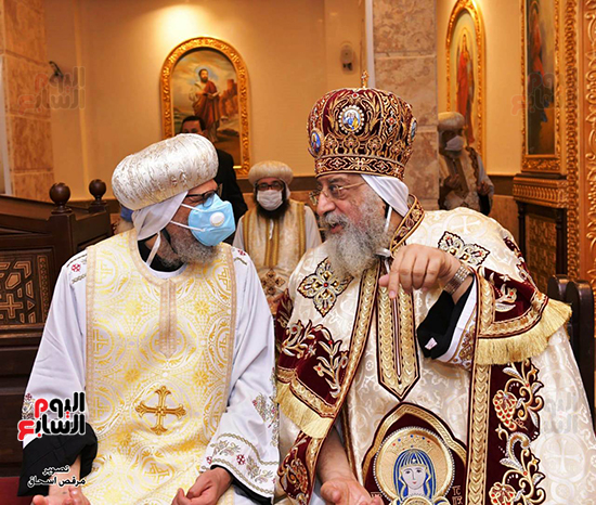 البابا مع اسقف منطقة شبرا
