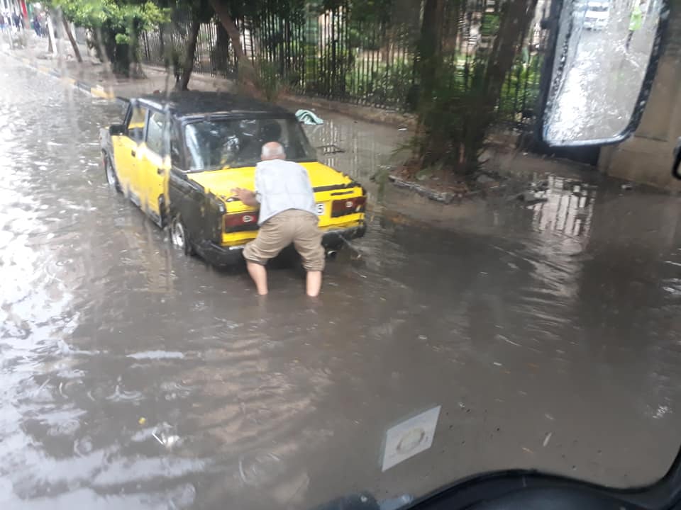 غرق تاكسى فى مياه الامطار