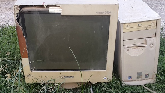 جهاز كمبيوتر قديم